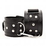 <strong>Чёрные кожаные наручники </strong> <br />
Кожаные наручники черного цвета. <div class="charTableblock"><div><span>Материал</span>: кожа</div><div><span>Цвет</span>: черный</div><div><span>Производитель</span>: БДСМ арсенал, Россия</div></div> Чёрные кожаные наручники
Кожаные наручники черного цвета.