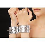 <strong>Напульсники серебристые 5016-6</strong> <br />
Напульсники с шипами изготовлены из искусственной кожи и меха <div class="charTableblock"><div><span>Материал</span>: кожзам</div><div><span>Цвет</span>: другой</div><div><span>Производитель</span>: Sitabella, Россия</div></div> Напульсники серебристые 5016-6
Напульсники с шипами изготовлены из искусственной кожи и меха