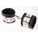 <strong>Наручники кожаные черные с белым, ремешок с двумя карабинами на концах 3052-13</strong> <br />
Изготавливаются из натуральной кожи с велюровой подкладкой. <div class="charTableblock"><div><span>Материал</span>: кожа</div><div><span>Цвет</span>: белый; черный</div><div><span>Производитель</span>: Sitabella, Россия</div></div> Наручники кожаные черные с белым, ремешок с двумя карабинами на концах 3052-13
Изготавливаются из натуральной кожи с велюровой подкладкой.