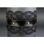 <strong>Чёрный подшитый чокер Готика-25 </strong> <br />
Подшитый; кожа лак и кружева – черные, застежка - кнопка, с 5 красными стразами. <div class="charTableblock"> </div> Чёрный подшитый чокер Готика-25
Подшитый; кожа лак и кружева – черные, застежка - кнопка, с 5 красными стразами.