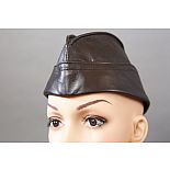 <strong>Черная кожаная пилотка</strong> <br />
Стильная пилотка из натуральной мягкой кожи высокого качества. <div class="charTableblock"><div><span>Цвет</span>: черный</div><div><span>Производитель</span>: Подиум, Россия</div><div><span>В наличии</span>: черный</div></div> Черная кожаная пилотка
Стильная пилотка из натуральной мягкой кожи высокого качества.