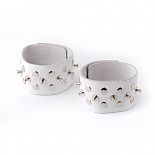 <strong>Напульсники белые с шипами и заклепками</strong> <br />
Изготовлены из натуральной кожи. <div class="charTableblock"><div><span>Цвет</span>: белый</div><div><span>Производитель</span>: Sitabella, Россия</div></div> Напульсники белые с шипами и заклепками
Изготовлены из натуральной кожи.