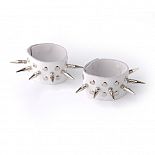 <strong>Белые кожаные напульсники с шипами и заклепками </strong> <br />
Изготовлены из натуральной кожи. <div class="charTableblock"><div><span>Цвет</span>: белый</div><div><span>Производитель</span>: Sitabella, Россия</div></div> Белые кожаные напульсники с шипами и заклепками
Изготовлены из натуральной кожи.