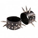 <strong>Черные кожаные напульсники с шипами и заклепками</strong> <br />
Изготовлены из натуральной кожи. <div class="charTableblock"><div><span>Цвет</span>: черный</div><div><span>Производитель</span>: Sitabella, Россия</div></div> Черные кожаные напульсники с шипами и заклепками
Изготовлены из натуральной кожи.