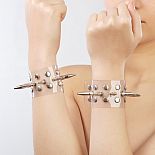 <strong>Прозрачные напульсники с шипами и заклепками</strong> <br />
<div class="charTableblock"><div><span>Цвет</span>: другой</div><div><span>Производитель</span>: Sitabella, Россия</div></div> Прозрачные напульсники с шипами и заклепками