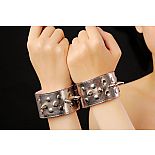 <strong>Напульсники цвета бронзы с шипами</strong> <br />
Напульсники с шипами изготовлены из искусственной кожи и меха,Цвет бронза <div class="charTableblock"><div><span>Материал</span>: кожзам</div><div><span>Цвет</span>: другой</div><div><span>Производитель</span>: Sitabella, Россия</div></div> Напульсники цвета бронзы с шипами
Напульсники с шипами изготовлены из искусственной кожи и меха,Цвет бронза