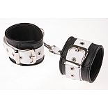 <strong>Чёрно-белые кожаные наручники с ремешком с двумя карабинами</strong> <br />
Изготавливаются из натуральной кожи с велюровой подкладкой. <div class="charTableblock"><div><span>Материал</span>: кожа</div><div><span>Цвет</span>: белый; черный</div><div><span>Производитель</span>: Sitabella, Россия</div></div> Чёрно-белые кожаные наручники с ремешком с двумя карабинами
Изготавливаются из натуральной кожи с велюровой подкладкой.