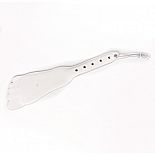 <strong>Белая кожаная хлопалка в форме ступни</strong> <br />
Девайс в виде кожаной пластины в форме ступни с жёсткой рукоятью. <div class="charTableblock"><div><span>Материал</span>: кожа</div><div><span>Производитель</span>: Sitabella, Россия</div></div> Белая кожаная хлопалка в форме ступни
Девайс в виде кожаной пластины в форме ступни с жёсткой рукоятью.