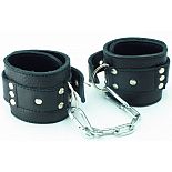 <strong>Черные кожаные оковы на липучке</strong> <br />
Если Вы желаете заполучить свою партнершу полностью № задействуйте оковы на липучке. <div class="charTableblock"><div><span>Материал</span>: кожа</div><div><span>Цвет</span>: черный</div><div><span>Производитель</span>: БДСМ арсенал, Россия</div></div> Черные кожаные оковы на липучке
Если Вы желаете заполучить свою партнершу полностью № задействуйте оковы на липучке.