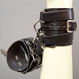 <strong>Черные кожаные напульсники</strong> <br />
Наручники-напульсники ручной работы - это Ваш помощник в реализации самых необузданных БДСМ-фантазий. <div class="charTableblock"><div><span>Производитель</span>: Подиум, Россия</div></div> Черные кожаные напульсники
Наручники-напульсники ручной работы - это Ваш помощник в реализации самых необузданных БДСМ-фантазий.