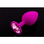 <strong>Большая розовая силиконовая пробка с розовым кристаллом - 9 см.</strong> <br />
Стильная, модная, шелковистая на ощупь, очень качественная и соблазнительно недорогая анальная пробка лилового цвета, украшенная кристаллом. <div class="charTableblock"><div><span>Длина, см</span>: 9</div><div><span>Диаметр, см</span>: 4</div><div><span>Материал</span>: силикон</div><div><span>Цвет</span>: красный/розовый; другой</div><div><span>Особенности</span>: пробка; ювелирка</div><div><span>Особенности</span>: без вибрации; гладкая</div><div><span>Длина, см</span>: 9-12</div><div><span>Диаметр, см</span>: 4</div><div><span>Цвет кристалла</span>: красный/розовый</div></div> Большая розовая силиконовая пробка с розовым кристаллом - 9 см.
Стильная, модная, шелковистая на ощупь, очень качественная и соблазнительно недорогая анальная пробка лилового цвета, украшенная кристаллом.