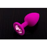 <strong>Маленькая розовая силиконовая пробка с розовым кристаллом - 7,5 см.</strong> <br />
Впервые силиконовая пробка украшена кристаллом. <div class="charTableblock"><div><span>Длина, см</span>: 7,5</div><div><span>Диаметр, см</span>: 3</div><div><span>Материал</span>: силикон</div><div><span>Цвет</span>: красный/розовый; другой</div><div><span>Особенности</span>: пробка; ювелирка</div><div><span>Особенности</span>: без вибрации; гладкая</div><div><span>Длина, см</span>: 5-8</div><div><span>Диаметр, см</span>: 3</div><div><span>Цвет кристалла</span>: красный/розовый</div></div> Маленькая розовая силиконовая пробка с розовым кристаллом - 7,5 см.
Впервые силиконовая пробка украшена кристаллом.