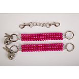 <strong>Наручники жемчужные красные 47501-1-MM</strong> <br />
<div class="charTableblock"><div><span>Цвет</span>: красный, розовый</div></div> Наручники жемчужные красные 47501-1-MM