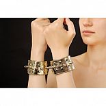 <strong>Напульсники для рук, Золотой</strong> <br />
Украшения на руки в БДСМ-стиле - красивые напульсники из искусственной кожи, украшенные шипами и блестящим напылением. <div class="charTableblock"> </div> Напульсники для рук, Золотой
Украшения на руки в БДСМ-стиле - красивые напульсники из искусственной кожи, украшенные шипами и блестящим напылением.