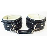 <strong>Оковы на руки со светлым подкладом </strong> <br />
Оковы на руки с бежевым подкладом. <div class="charTableblock"><div><span>Материал</span>: кожа</div><div><span>Цвет</span>: белый; черный</div><div><span>Производитель</span>: БДСМ арсенал, Россия</div></div> Оковы на руки со светлым подкладом
Оковы на руки с бежевым подкладом.