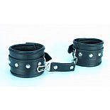 <strong>Наручники из гладкой кожи</strong> <br />
Оживить эротические игры Вам помогут наручники. <div class="charTableblock"><div><span>Материал</span>: кожа</div><div><span>Производитель</span>: БДСМ Арсенал, Россия</div></div> Наручники из гладкой кожи
Оживить эротические игры Вам помогут наручники.