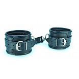 <strong>Поножи из гладкой кожи</strong> <br />
Оживить эротические игры Вам помогут поножи. <div class="charTableblock"><div><span>Материал</span>: кожа</div><div><span>Производитель</span>: БДСМ Арсенал, Россия</div></div> Поножи из гладкой кожи
Оживить эротические игры Вам помогут поножи.