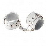 <strong>Наручники кожаные белые, ремешок с двумя карабинами на концах 3052-3</strong> <br />
Изготавливаются из натуральной кожи с велюровой подкладкой. <div class="charTableblock"><div><span>Материал</span>: кожа</div><div><span>Цвет</span>: белый</div><div><span>Производитель</span>: Sitabella, Россия</div></div> Наручники кожаные белые, ремешок с двумя карабинами на концах 3052-3
Изготавливаются из натуральной кожи с велюровой подкладкой.