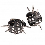 <strong>Наручники кожаные черные с шипами и заклепками 3056-1</strong> <br />
Изготовлены из натуральной кожи. <div class="charTableblock"><div><span>Материал</span>: кожа</div><div><span>Цвет</span>: черный</div><div><span>Производитель</span>: Sitabella, Россия</div></div> Наручники кожаные черные с шипами и заклепками 3056-1
Изготовлены из натуральной кожи.