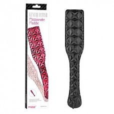 <strong>Чёрный пэдл с геометрическим узором</strong> <br />
Пэдл черного цвета, изготовленный из кожзама.<div class="charTableblock"><div><span>Материал</span>: кожзам</div><div><span>Производитель</span>: Erokay, Китай</div><div><span>Длина, см</span>: 32.00</div></div> Чёрный пэдл с геометрическим узором
Пэдл черного цвета, изготовленный из кожзама.