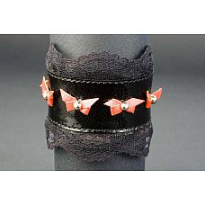 <strong>Подшитый чёрный запястник Готика-4 с бантиками</strong> <br />
Выполненный из натуральной лаковой кожи, декорирован черным кружевом и пятью металлическими капельками с красными бантиками под ними.<div class="charTableblock"> </div> Подшитый чёрный запястник Готика-4 с бантиками
Выполненный из натуральной лаковой кожи, декорирован черным кружевом и пятью металлическими капельками с красными бантиками под ними.