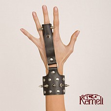 <strong>Браслет с соединителем на палец</strong> <br />
Браслет с соединителем на палец от Kameli, из натуральной кожи, с кольцами из нержавеющей стали<BR>Размеры: безразмерный; Состав: натуральная кожа; Цвета: черный.<BR>Упаковка: прозрачная сумка из плотного пластика с ручками на заклепках.<div class="charTableblock"> </div> Браслет с соединителем на палец
Браслет с соединителем на палец от Kameli, из натуральной кожи, с кольцами из нержавеющей стали<BR>Размеры: безразмерный; Состав: натуральная кожа; Цвета: черный.<BR>Упаковка: прозрачная сумка из плотного пластика с ручками на заклепках.