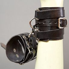 <strong>Черные кожаные напульсники</strong> <br />
Наручники-напульсники ручной работы - это Ваш помощник в реализации самых необузданных БДСМ-фантазий.<div class="charTableblock"><div><span>Производитель</span>: Подиум, Россия</div></div> Черные кожаные напульсники
Наручники-напульсники ручной работы - это Ваш помощник в реализации самых необузданных БДСМ-фантазий.