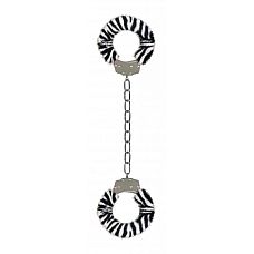 <strong>Кандалы с мехом зебры Furry Ankle Cuffs</strong> <br />
Играя, защелкните эти приятные и возбуждающие кандалы с мехом Furry Ankle Cuffs на лодыжках вашего возлюбленного.<div class="charTableblock"><div><span>Материал</span>: металл</div><div><span>Цвет</span>: другой</div><div><span>Производитель</span>: Shots Media BV, Нидерланды</div></div> Кандалы с мехом зебры Furry Ankle Cuffs
Играя, защелкните эти приятные и возбуждающие кандалы с мехом Furry Ankle Cuffs на лодыжках вашего возлюбленного.