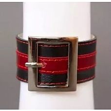 <strong>Чёрно-красный браслет с квадратной пряжкой</strong> <br />
Данная модель выполнена из натуральной кожи черного и красного цвета и украшена пряжкой квадратной формы.<div class="charTableblock"><div><span>Производитель</span>: Подиум, Россия</div></div> Чёрно-красный браслет с квадратной пряжкой
Данная модель выполнена из натуральной кожи черного и красного цвета и украшена пряжкой квадратной формы.