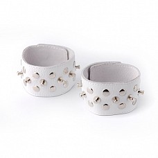 <strong>Напульсники</strong> <br />
Изготовлены из натуральной кожи.<div class="charTableblock"> </div> Напульсники
Изготовлены из натуральной кожи.