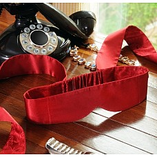 <strong>Красная шелковая маска Intima (LELO)</strong> <br />
Не секрет, что воображение способно разжечь страсть куда как быстрее, чем чувственные прикосновения. Завязанные глаза, тихая музыка и томительное ожидание ласк. Каждое касание, каждый поцелуй вызывает острое желание и бурю эмоций. Именно это способна подарить маска Intima. <br><br>
Шелковый аксессуар аккуратно закрывает глаза и крепится на голове с помощью длинных завязок. Позвольте себе отдаться чувствам и реализующимся пред вами фантазиям. Intima – и да придет наслаждение!
<div class="charTableblock"><div><span>Производитель</span>: Lelo, Швеция</div></div> Красная шелковая маска Intima (LELO)
Не секрет, что воображение способно разжечь страсть куда как быстрее, чем чувственные прикосновения. Завязанные глаза, тихая музыка и томительное ожидание ласк. Каждое касание, каждый поцелуй вызывает острое желание и бурю эмоций. Именно это способна подарить маска Intima. <br><br>
Шелковый аксессуар аккуратно закрывает глаза и крепится на голове с помощью длинных завязок. Позвольте себе отдаться чувствам и реализующимся пред вами фантазиям. Intima – и да придет наслаждение!