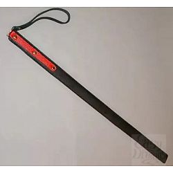 Узкий чёрный спанкер с красной кожей на рукояти Узкий чёрный спанкер с красной кожей на рукояти